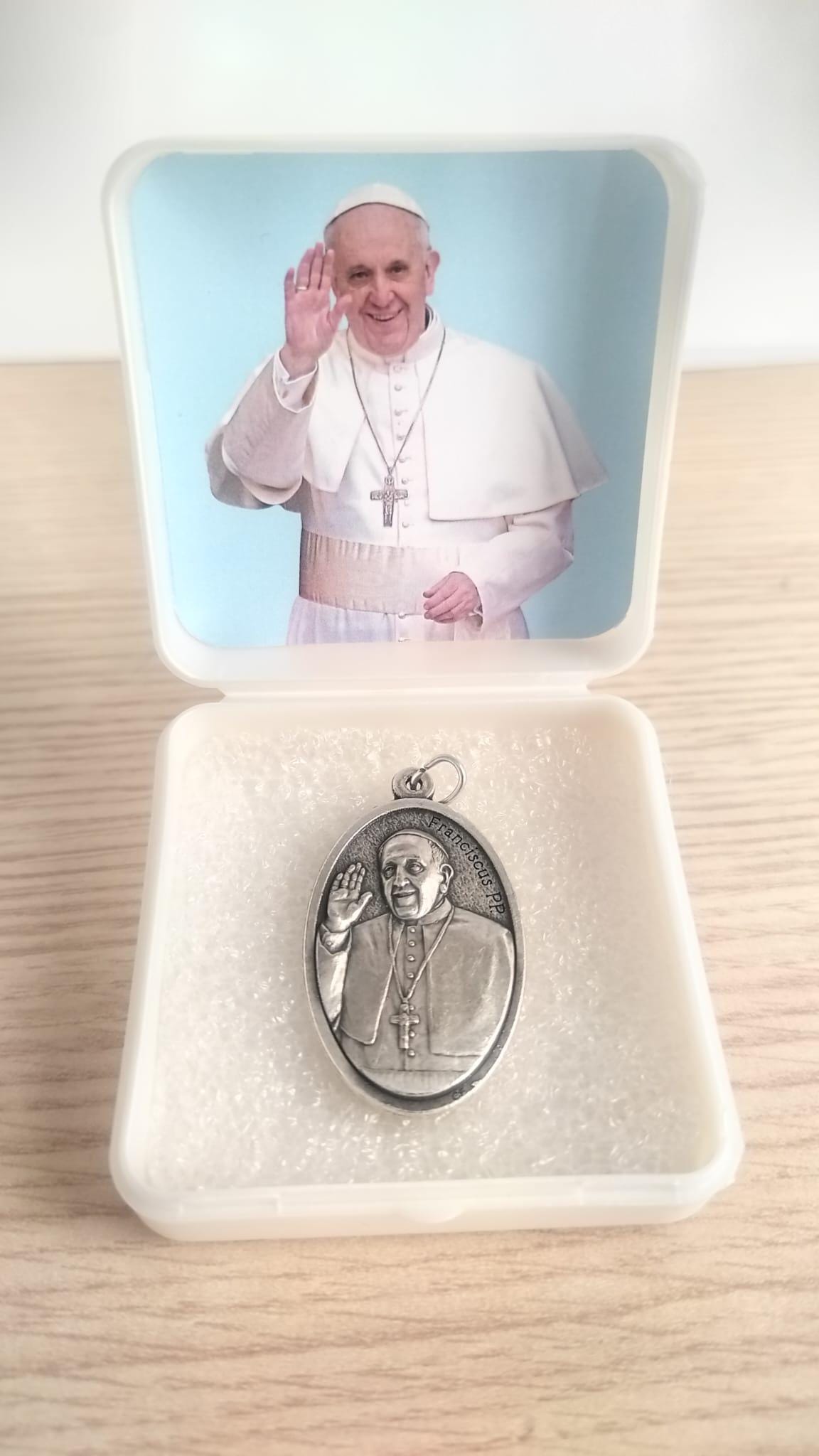 Pope Francis oval medal carved and silvered, behind Mary Undoer of Knots, high quality Italian craftsmanship, Blessed by Pope Francis