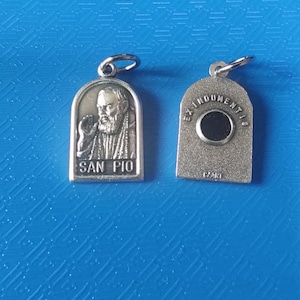 Medalik - malutki - z relikwią Padre Pio Ex - Indumentis, solidne zabezpieczenia, poświęcony przez Papieża Franciszka, Ref 3019