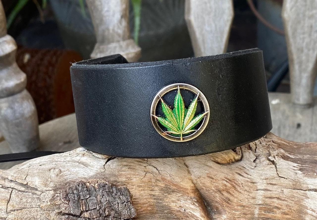 希少 70s Zigzag Marijuana Leather Bracelet
