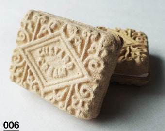 Ceramic Treats - Custard Cream - Handmade Collectable Pottery (1 biscuit)