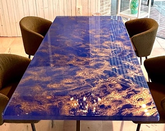 Table de salle à manger sur mesure Design en marbre nuageux bleu royal et or, unique et exclusif, possibilités infinies de couleurs, de designs, de formes et de pieds.