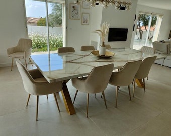 Table à manger en résine art blanc et or marbre look pieds en or