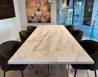 Table à manger d’art en résine époxy sur mesure, finition mate motif marbre blanc et gris, toutes tailles formes couleurs, haute qualité, expédition sûre