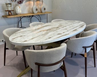 Table à manger ovale sur mesure, art en résine époxy blanche et dorée, fait à la main de haute qualité, expédition sûre dans le monde entier.