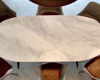 Table à manger de forme unique, design en marbre blanc et gris. Toutes les couleurs, formes et designs possibles.