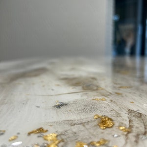 Maßgeschneiderter Esstisch aus Silber und Gold, Gießkunst aus Epoxidharz, einzigartiges Design, handgefertigt, alle Farben, Formen und Größen möglich Bild 5