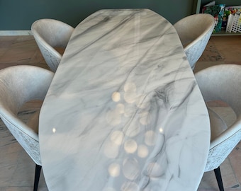 Table de salle à manger sur mesure en argent et marbre blanc. Forme moderne unique, dessus fin avec bords biseautés. Fabrication européenne de haute qualité.