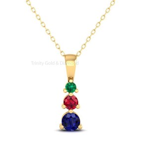 Puede incluir: Un collar de cadena de oro con un colgante que presenta tres piedras preciosas: una esmeralda verde, un rubí rojo y un zafiro azul.