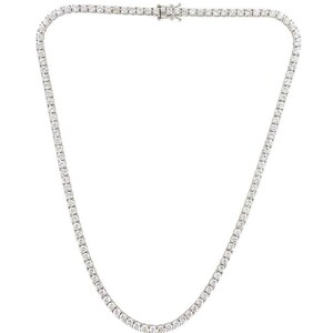 Puede incluir: Un collar de cadena de tenis plateado con una fila de piedras de circonita c&uacute;bica transparentes.