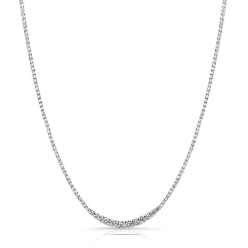 K&ouml;nnte beinhalten: Eine zarte silberne Halskette mit einem geschwungenen Design, verziert mit einer Reihe kleiner, funkelnder Diamanten.