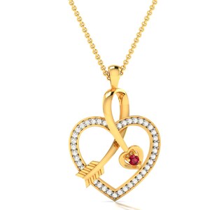Może przedstawiać: Złoty naszyjnik z sercem w kształcie serca. Serce jest otoczone małymi diamentami i ma czerwony kamień szlachetny w środku. Strzała jest owinięta wokół serca, symbolizując miłość.