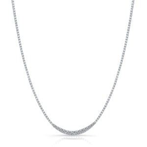 K&ouml;nnte beinhalten: Eine zarte silberne Halskette mit einem geschwungenen Design, die mit einer Reihe kleiner, funkelnder Diamanten besetzt ist.