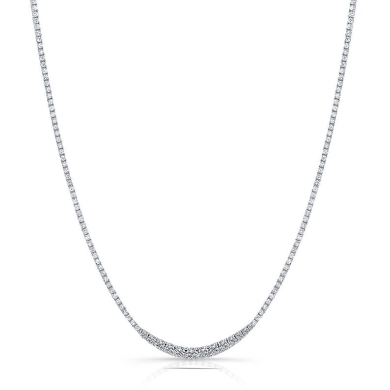 K&ouml;nnte beinhalten: Eine zarte silberne Halskette mit einem geschwungenen Design, die mit einer Reihe kleiner, funkelnder Diamanten besetzt ist.