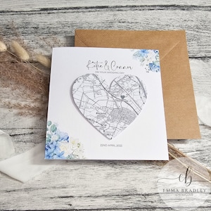 Mapa de ubicación personalizado de cualquier lugar con fecha, invitación de aniversario de boda, compromiso y pareja, azul, blanco y plateado con sello de cera opcional