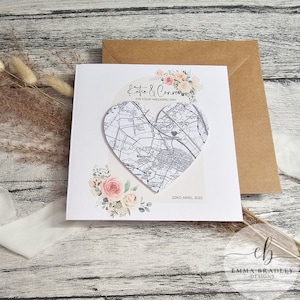 Gepersonaliseerde locatiekaart van overal met datum paar bruiloft verloving verjaardagsuitnodiging, natuurlijke roze goud roze bloemen lakzegel