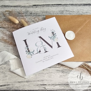 Personalisierte Blumeninitialen mit Datum Paar Hochzeit Verlobung Jahrestag Einladung, Greenery Eukalyptus, Neutral mit optionalem Wachs Siegel