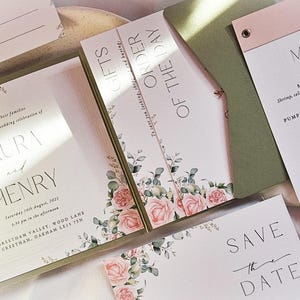 Colección de bodas Olivia, sobre verde salvia plegable con bolsillo, invitación con rosas rosas, reserva de fecha, menú, RSVP, sello de cera