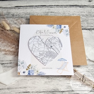 Personalisierte Landkarte mit Datum Paar Hochzeit Verlobung Jahrestag Einladung, Meer, Muscheln, Strand, Blau & Gold, Wachssiegel