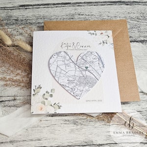 Gepersonaliseerde locatiekaart van overal met datum paar bruiloft verloving verjaardagsuitnodiging, crème lichtgroene eucalyptus, lakzegel