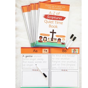 Könnte beinhalten: Ein Satz farbenfroher spiralgebundener Bücher mit dem Titel "A-Z of Scriptures Quiet Time Book" und einem Kreuz. Die Bücher haben leere Seiten zum Schreiben und Zeichnen. Zwei weiße Trockenlöschmarker sind enthalten.