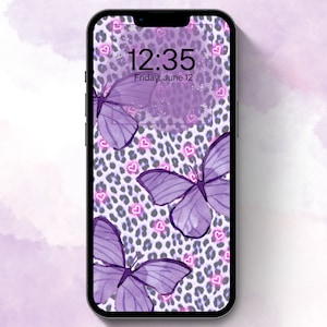 Może przedstawiać: Tapety na telefon z fioletowym motylem na tle w panterkę i różowymi sercami. Ekran telefonu wyświetla godzinę 12:35 i datę piątek, 12 czerwca.