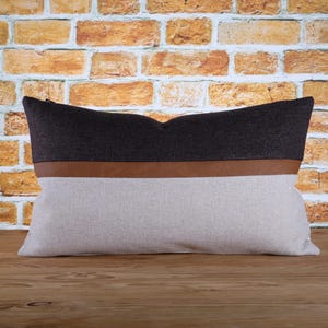 Copricuscini lombari in similpelle con blocchi di colore, copricuscini color carbone e beige, federe con trama a righe color marrone cognac, QUALSIASI DIMENSIONE