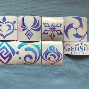 Op de afbeelding: Acht holografische stickers met verschillende symbolen uit het videospel Genshin Impact. De stickers bevinden zich op een blauwe achtergrond. De stickers zijn wit met paarse en blauwe holografische accenten. De stickers zijn gerangschikt in twee rijen van vier. De onderste rij bevat een sticker met de tekst "Genshin Impact".