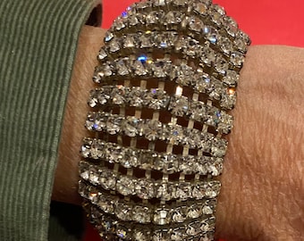 Wunderschönes 9 reihiges Vintage Strass Armband. Sie können auch königlich sein..