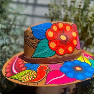 Vrouwen handgeschilderde sombrero met kleurrijke ontwerpen. Mexicaanse sombrero&#39;s, colibri sombrero, Mexicaanse hoed, Mexicaanse artesanale, Onafhankelijkheidsdag hoed