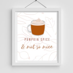 Könnte beinhalten: Weißer gerahmter Druck mit einer braunen und weißen Illustration einer Tasse Pumpkin Spice Latte mit dem Text "Pumpkin Spice & not so nice" in braunen Buchstaben.