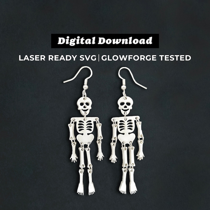 Puede incluir: Un par de pendientes de esqueleto plateados con una calavera en la parte superior y piernas colgantes. Los pendientes son SVG listos para l&aacute;ser y probados con Glowforge. Descarga digital.