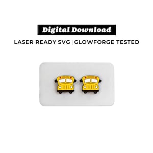 Op de afbeelding: Twee gele schoolbus oorbellen op een witte achtergrond. De oorbellen zijn laser-ready SVG en Glowforge getest.