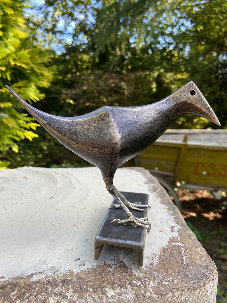 Scultura di uccello in marmo fatta a mano su supporto in ottone