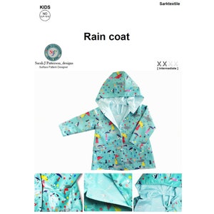 Pode incluir: Um casaco de chuva azul turquesa com capuz e uma estampa colorida de peixes, guarda-chuvas e outros desenhos caprichosos. O casaco de chuva tem dois bolsos e fecho de botão. O texto "Rain coat" está escrito em preto acima do casaco de chuva.