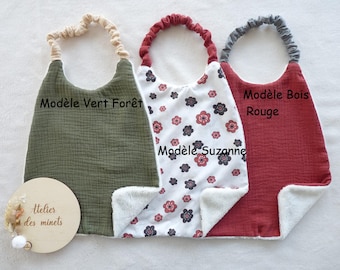 Serviette de cantine à élastique pour la maternelle, la maison ou chez nounou, elles sont personnalisables par flocage.