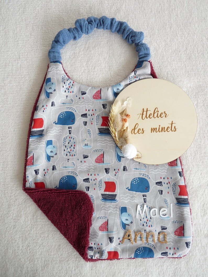 Serviette de cantine personnalisable/serviette élastique enfant/Bavoir maternelle éponge bambou/rentrée scolaire/cadeau petit prix Baleine en bouteille