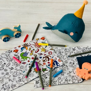Peut inclure: Un ensemble de trois sets de table à colorier sur le thème de l'océan avec différentes créatures marines, dont une pieuvre, une baleine et un hippocampe. Les sets de table sont blancs avec des contours noirs et sont accompagnés d'un jeu de marqueurs colorés.