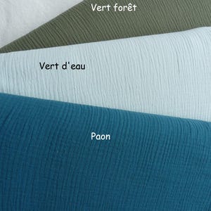 Peut inclure: Gros plan sur trois échantillons de tissu dans les tons de vert et de bleu. L'échantillon supérieur est vert olive, étiqueté "Vert forêt". En dessous, un échantillon bleu clair étiqueté "Vert d'eau". L'échantillon inférieur est bleu canard, étiqueté "Paon".