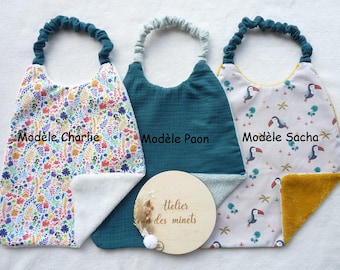 Serviette de cantine à élastique pour la maternelle, la maison ou chez nounou, elles sont personnalisables par flocage.