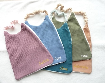Serviette de cantine à élastique pour la maternelle, la maison ou chez nounou, elles sont personnalisables par flocage.