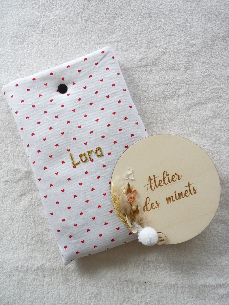 pochette à livre personnalisable rembourrée format poche/cadeau fête des mères, pères/cadeau maitresses, nounou, atsem/petit prix. petit coeur