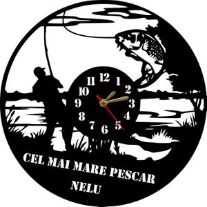 Könnte beinhalten: Schwarze und weiße Silhouette einer Wanduhr mit einem Fischer, der eine Angelrute hält, und einem Fisch, der aus dem Wasser springt. Das Zifferblatt der Uhr hat römische Ziffern und der Text "CEL MAI MARE PESCAR NELU" ist unter dem Zifferblatt der Uhr gedruckt.