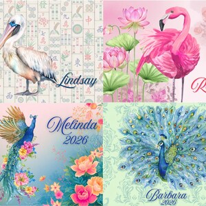 Puede incluir: Cuatro ilustraciones en acuarela con aves y elementos florales. Un pelícano con el nombre "Lindsay" sobre un fondo de fichas de Mahjong. Un flamenco rosa con el nombre "Rachel" y flores de loto. Un pavo real con el nombre "Melinda" y el año 2026. Otro pavo real con el nombre "Barbara" y el año 2026.