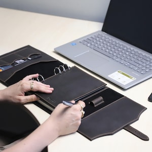 Diário de couro A5 gravado personalizado com monograma - fichário de argolas personalizado, caderno recarregável com alça de caneta - inserções recarregáveis - presente de aniversário
