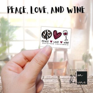 Geniet van rust met vrede, wijn en liefde - een wijnharmonie! Ontdek onze vinyllaminaatsticker in drie maten en maatwerk beschikbaar.