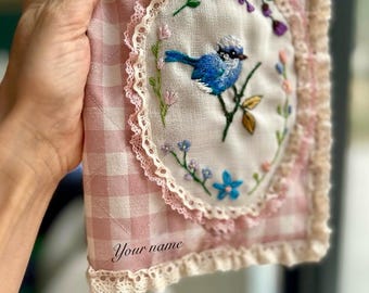 Vintage-Stil, vollständig handgefertigt mit Vogelmuster-Bibel oder Buchumschlag mit benannter Stickerei. Könnte durch Ihren Namen Anpassen.  einmalig vor Ort!