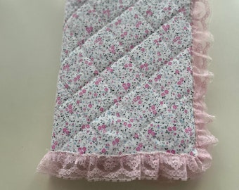 Spitze detaillierte fasergefüllte gesteppte genäht mit Blumenmuster. Stoff Bibel, Tagebuch / Buchhülle