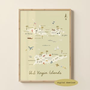 Op de afbeelding: Een ingelijste print van de kaart van de Amerikaanse Maagdeneilanden, met illustraties van palmbomen, boten en zeeleven. De kaart is lichtgroen met de tekst "U.S. Virgin Islands" onderaan. De lijst is lichtbruin.