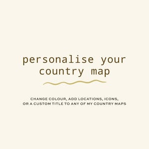Op de afbeelding: Crèmekleurige achtergrond met de tekst "personalise your country map" in bruin. Onder de tekst staat een golvende gouden lijn. De tekst hieronder luidt "CHANGE COLOUR, ADD LOCATIONS, ICONS, OR A CUSTOM TITLE TO ANY OF MY COUNTRY MAPS."
