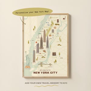 Op de afbeelding: Een ingelijste New York City kaart print met geïllustreerde bezienswaardigheden, waaronder het Vrijheidsbeeld en het Empire State Building. De kaart heeft een licht kleurenpalet met groene en bruine accenten. Tekst op de print luidt "Personalise your New York Map!" en "Add your own travel memory to NYC."